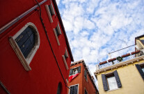 Case rosse e cielo azzurro