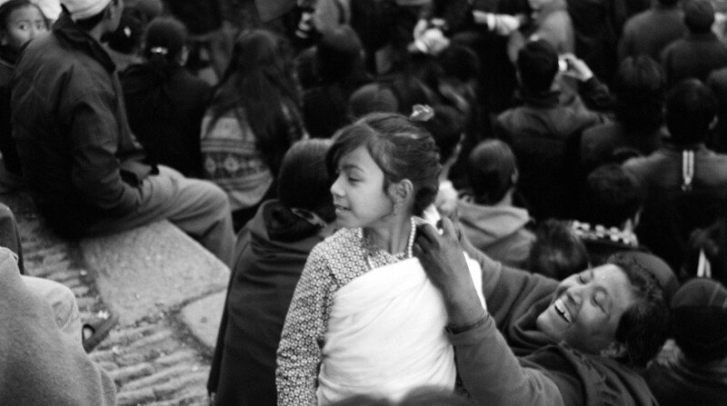 Una bambina tra la folla