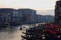 Ponte di Rialto con gondole